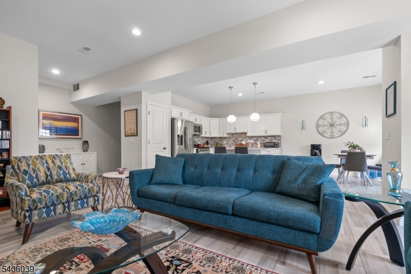 165 Lakeside Rd 8