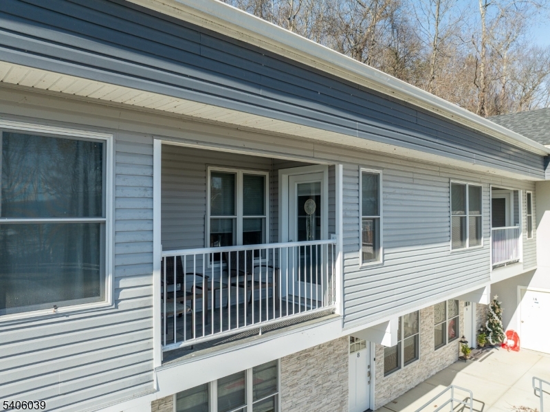165 Lakeside Rd 8