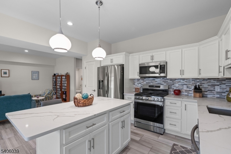 165 Lakeside Rd 8