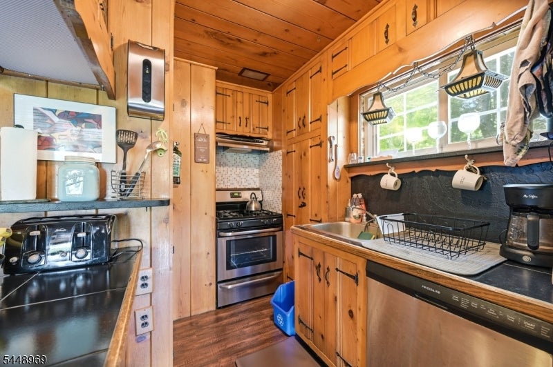 8 Stony Trail