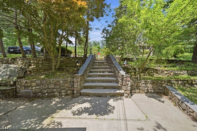 8 Stony Trail