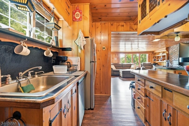 8 Stony Trail