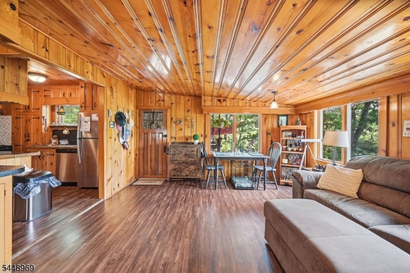 8 Stony Trail