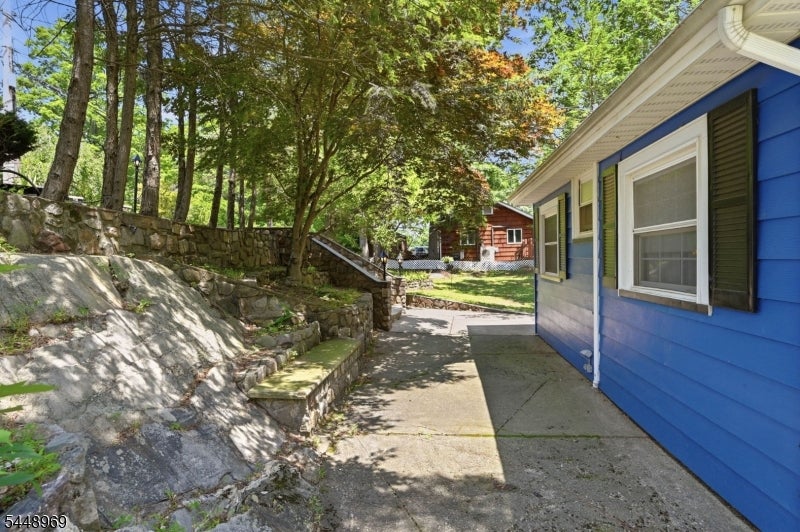 8 Stony Trail