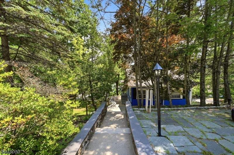 8 Stony Trail