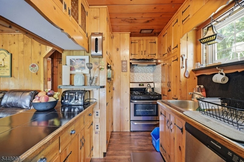 8 Stony Trail