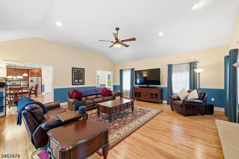 58 Leslie Dr