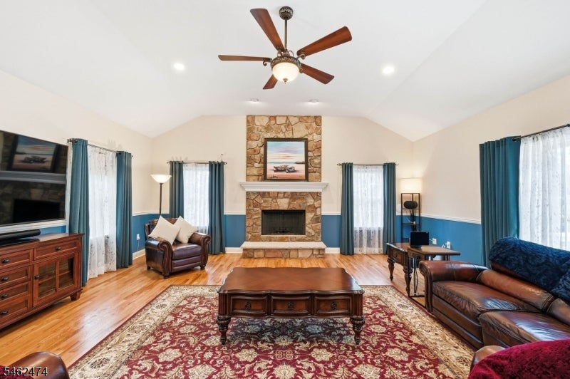 58 Leslie Dr