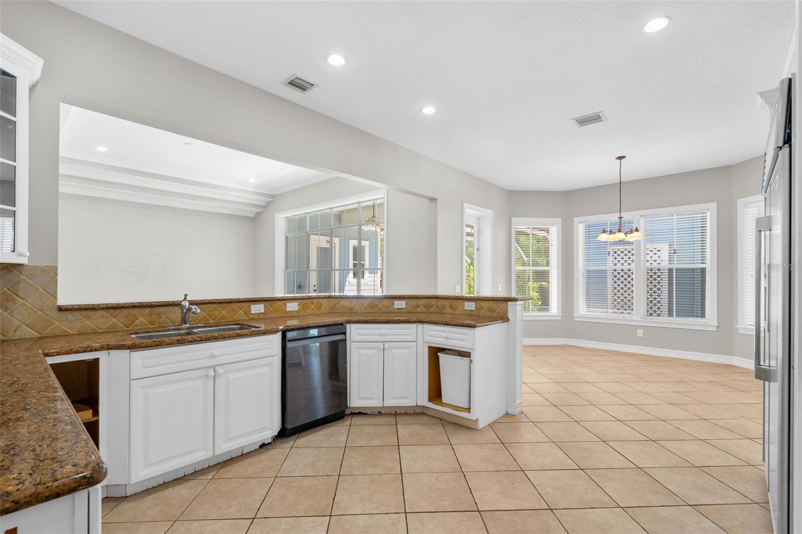 907 WESTPARK DR