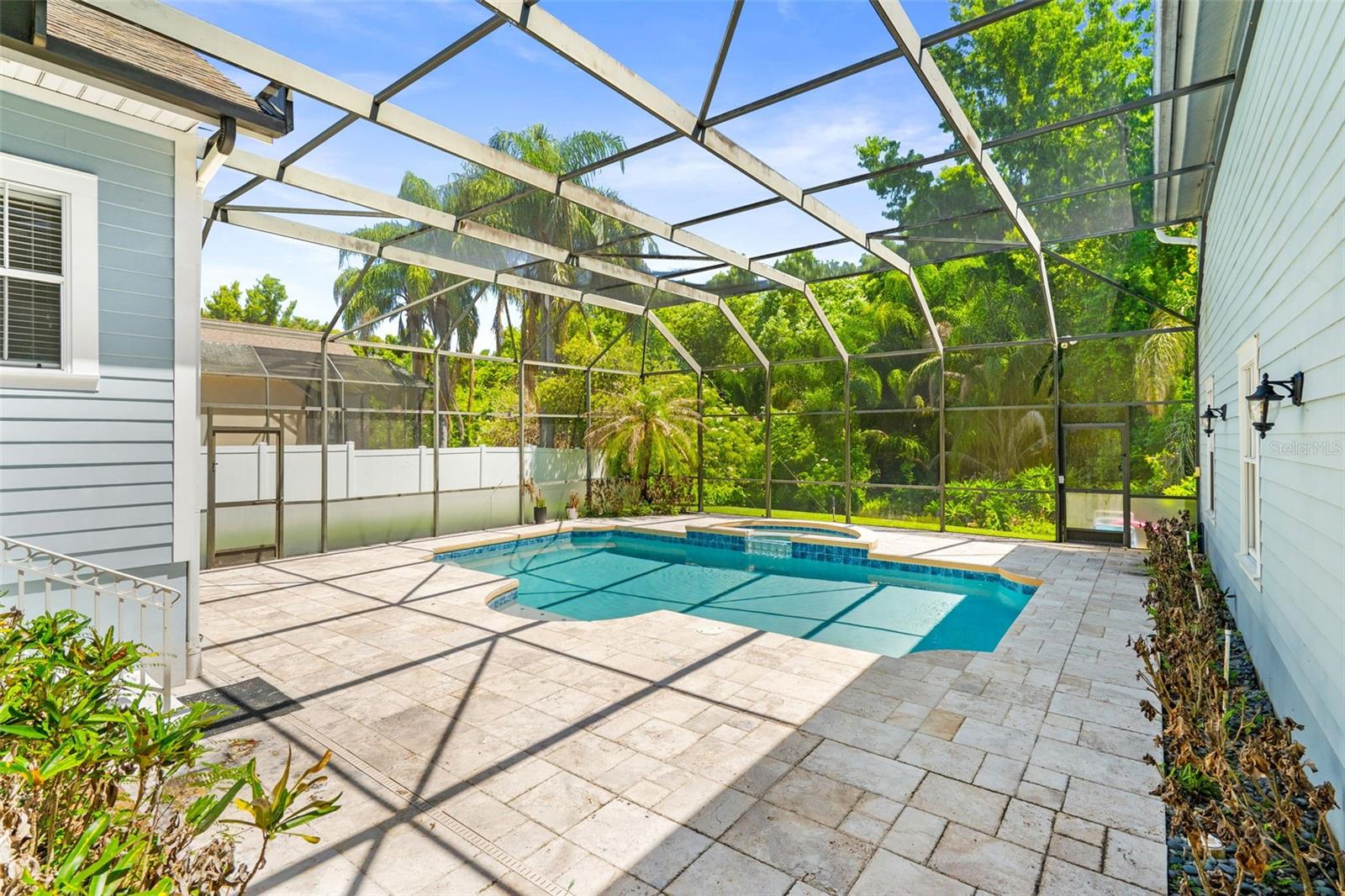 907 WESTPARK DR
