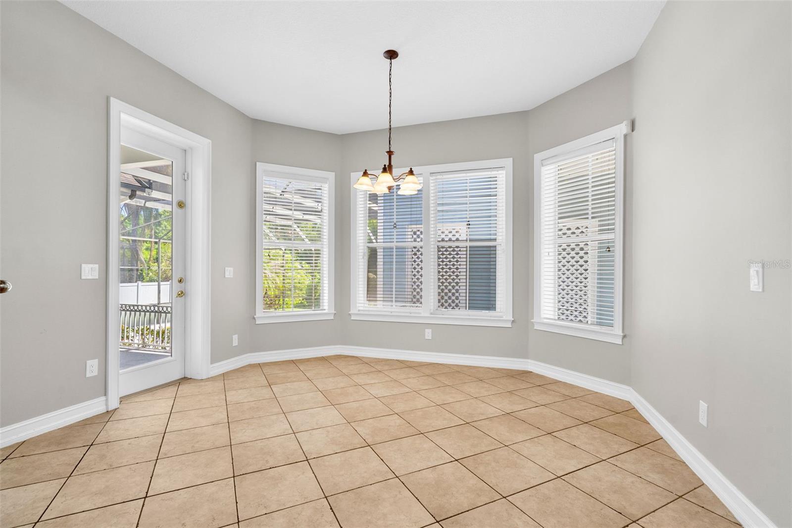 907 WESTPARK DR
