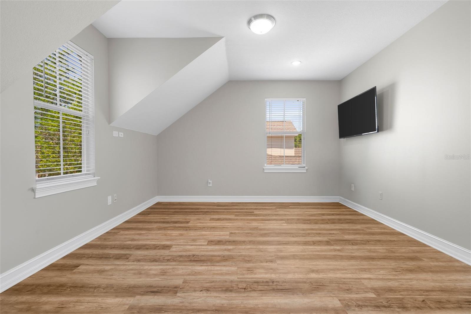 907 WESTPARK DR