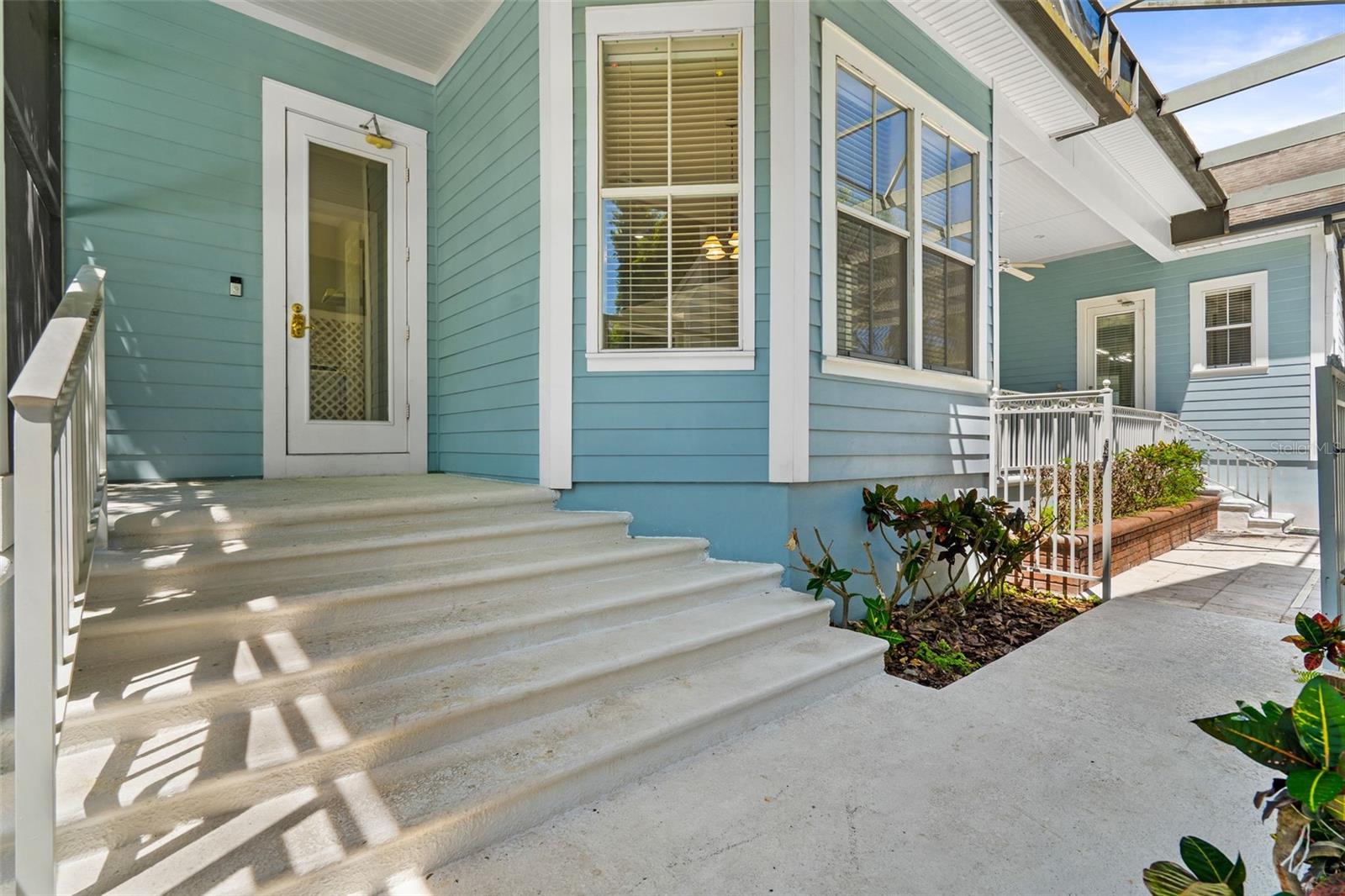 907 WESTPARK DR