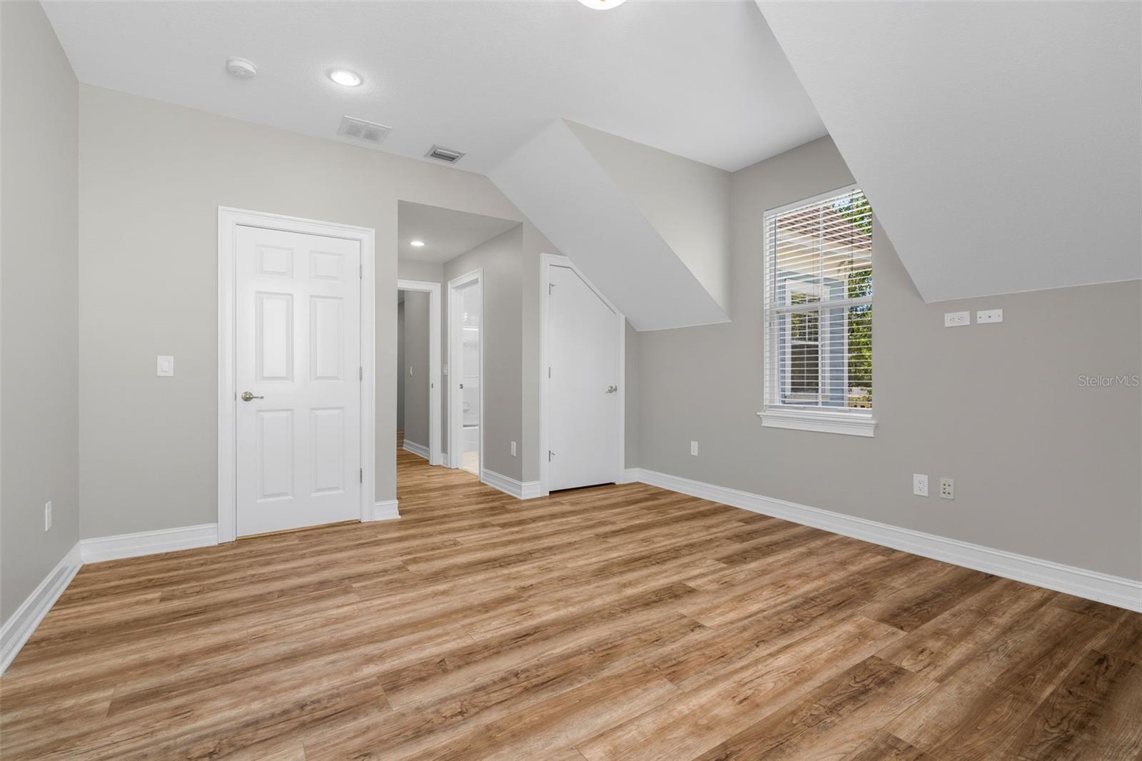 907 WESTPARK DR