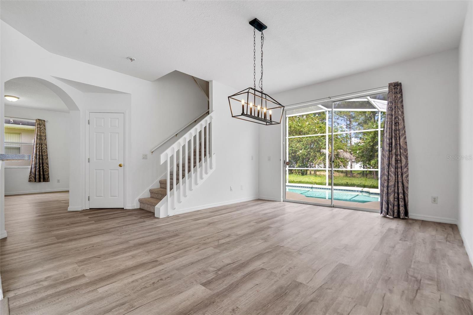 238 N HAMPTON DR