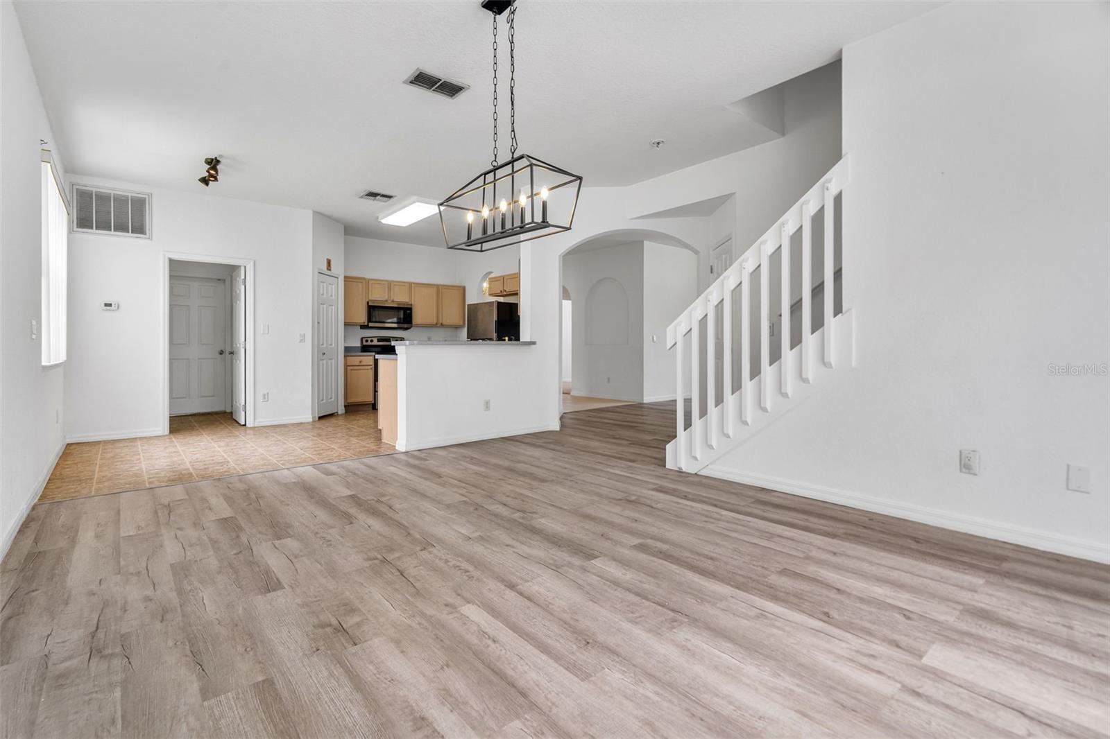 238 N HAMPTON DR