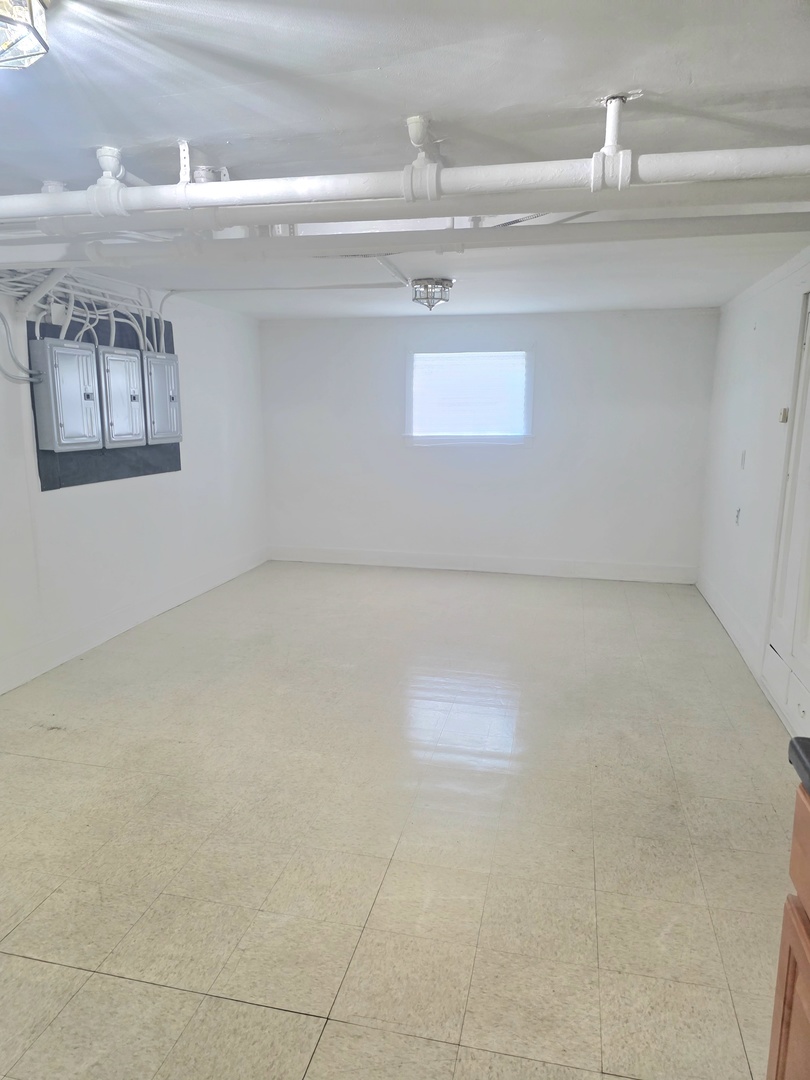 8638 S Escanaba Avenue