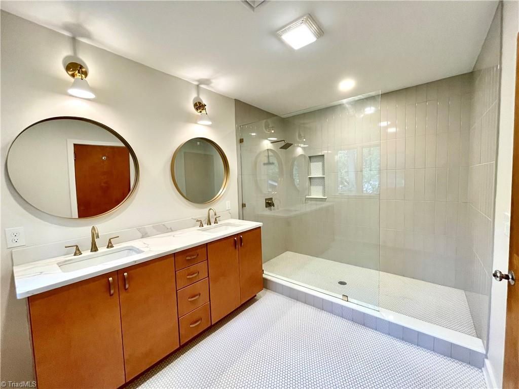 808 Parkwood Circle