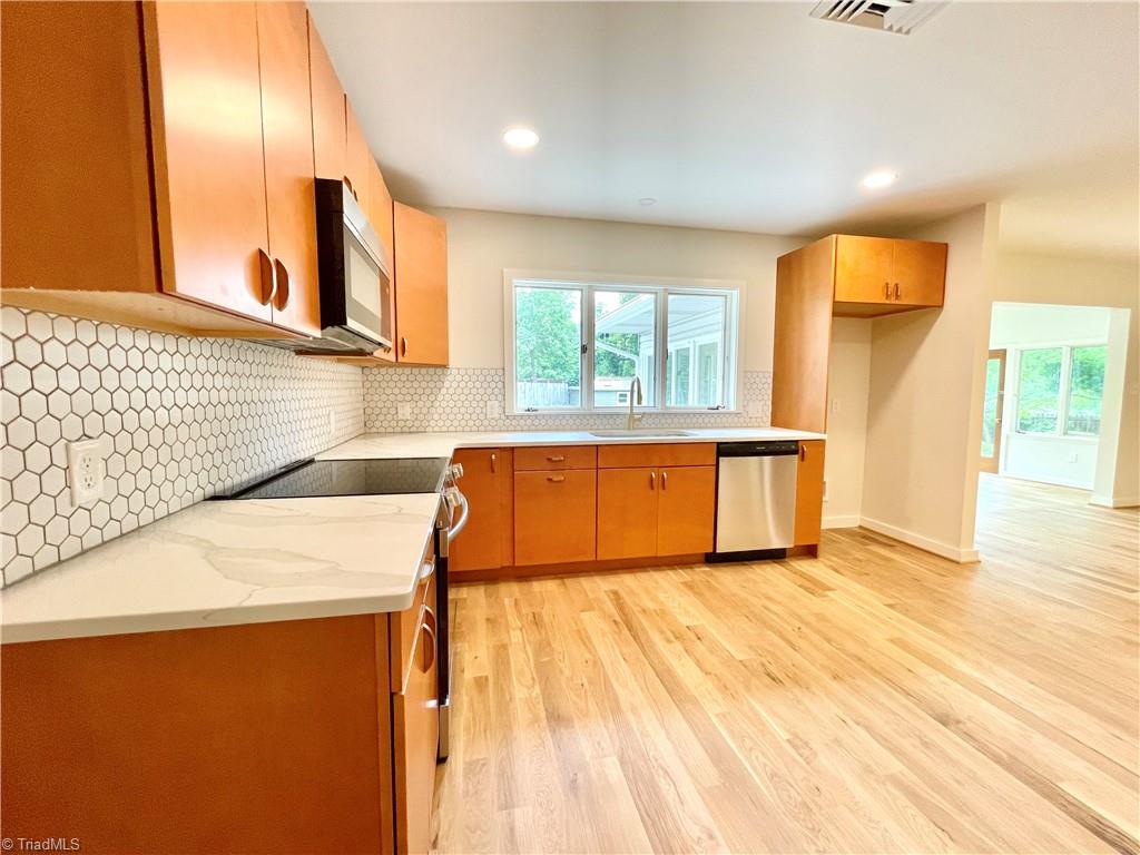808 Parkwood Circle