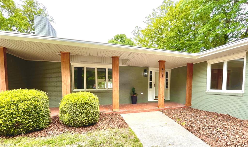 808 Parkwood Circle