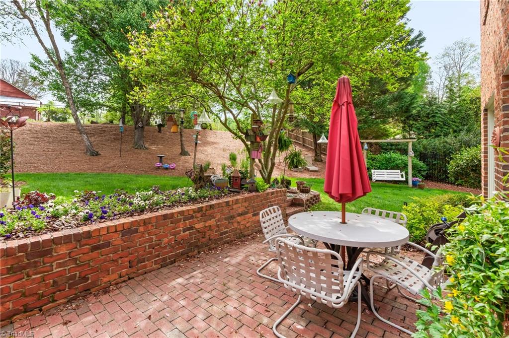 1718 Farnsworth Court