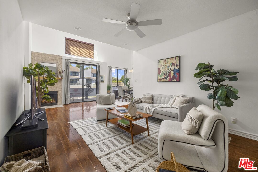 13331 Moorpark St Unit: 318