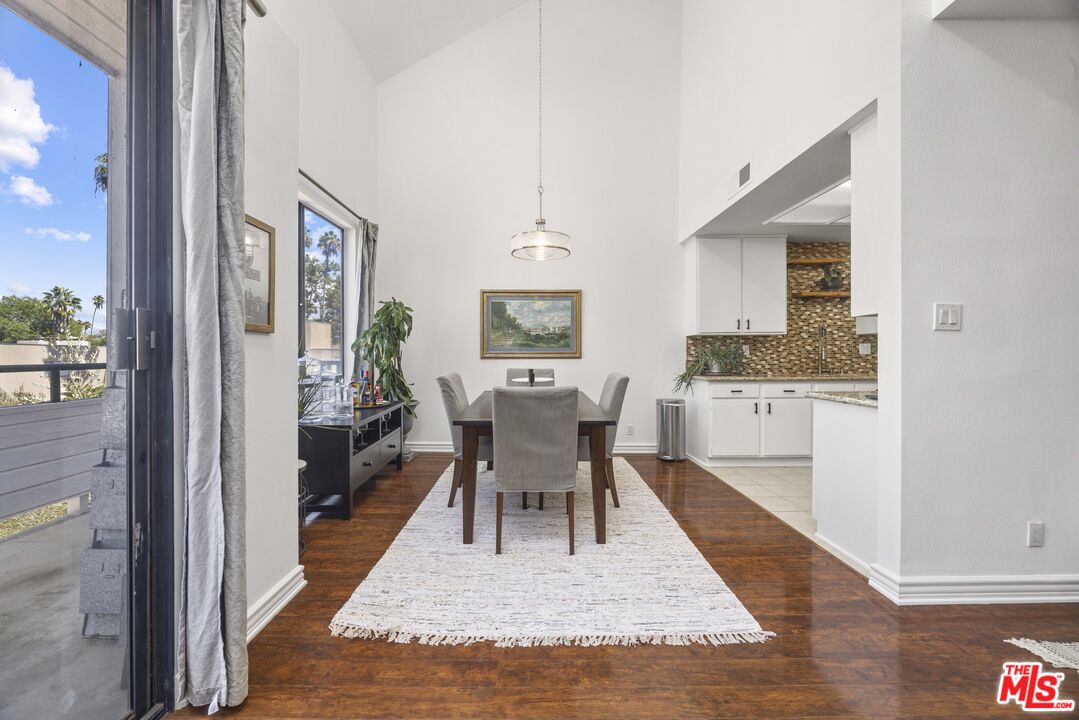 13331 Moorpark St Unit: 318