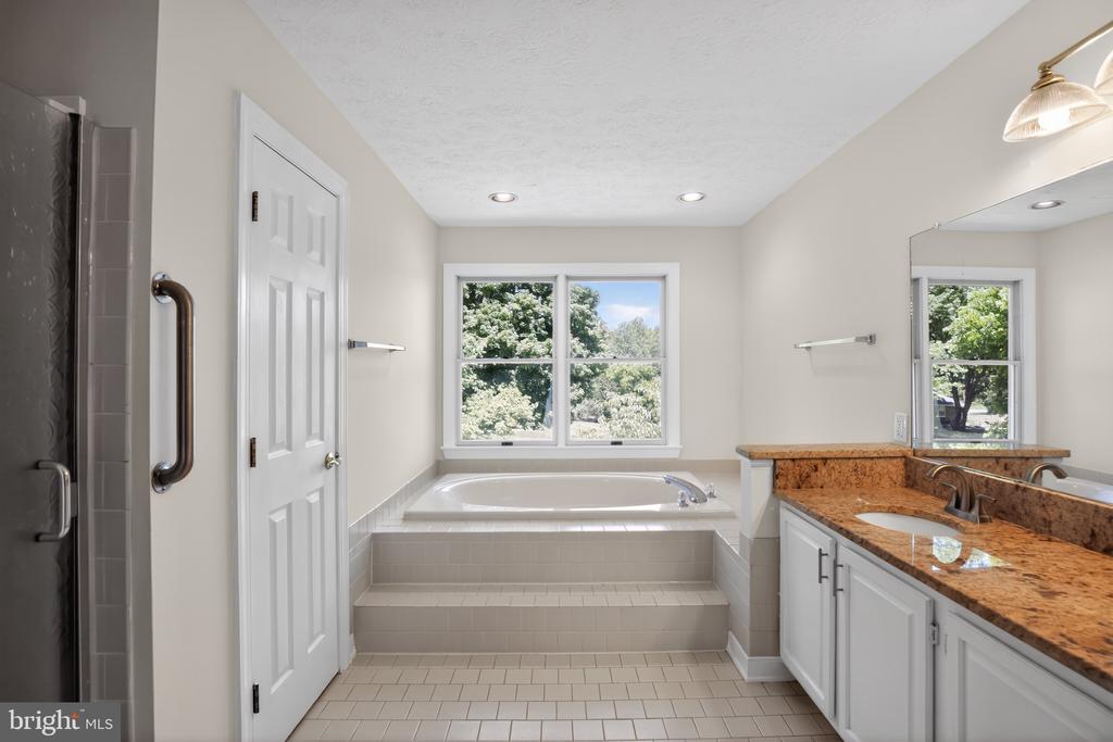 3 FALLS GLEN COURT