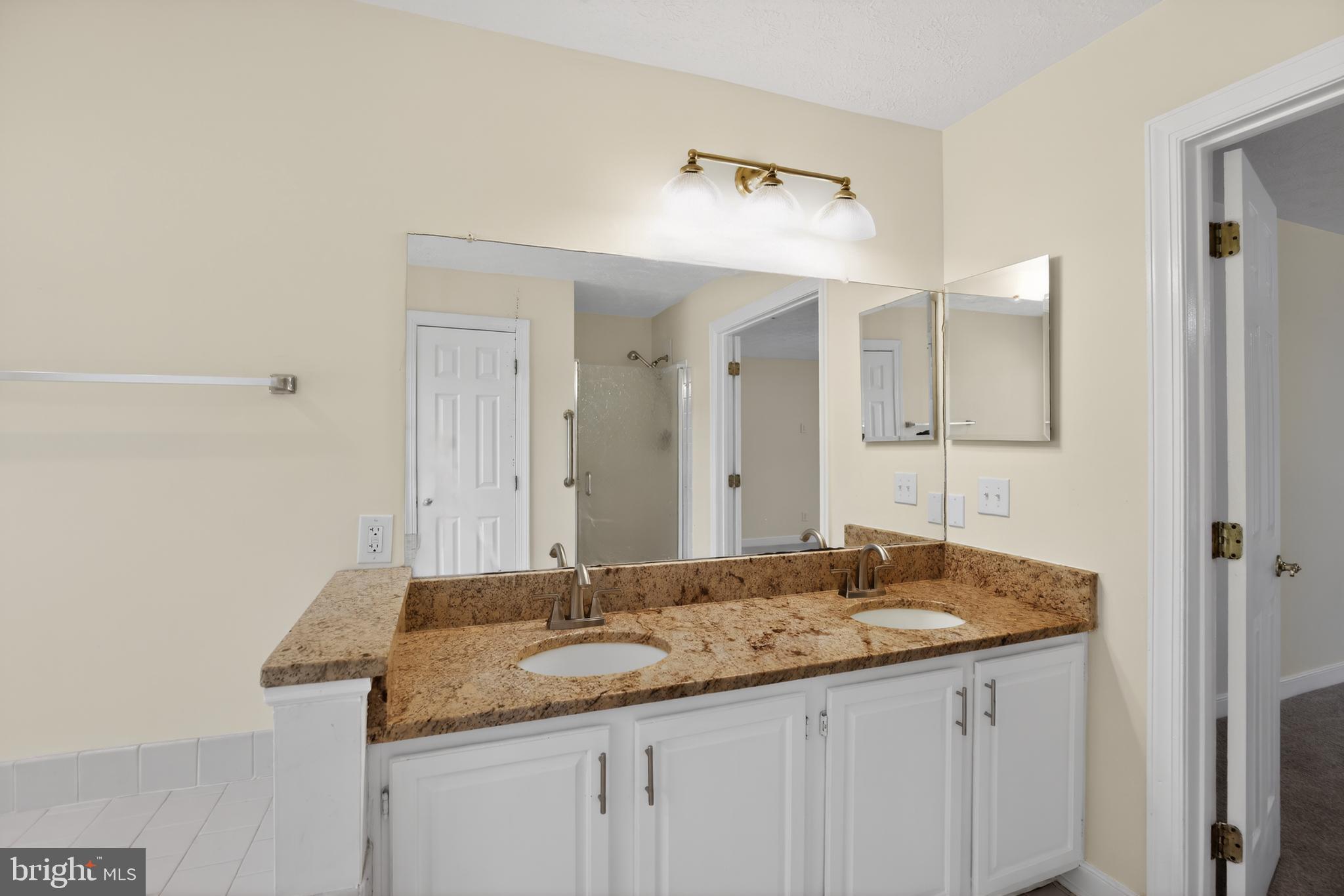 3 FALLS GLEN COURT