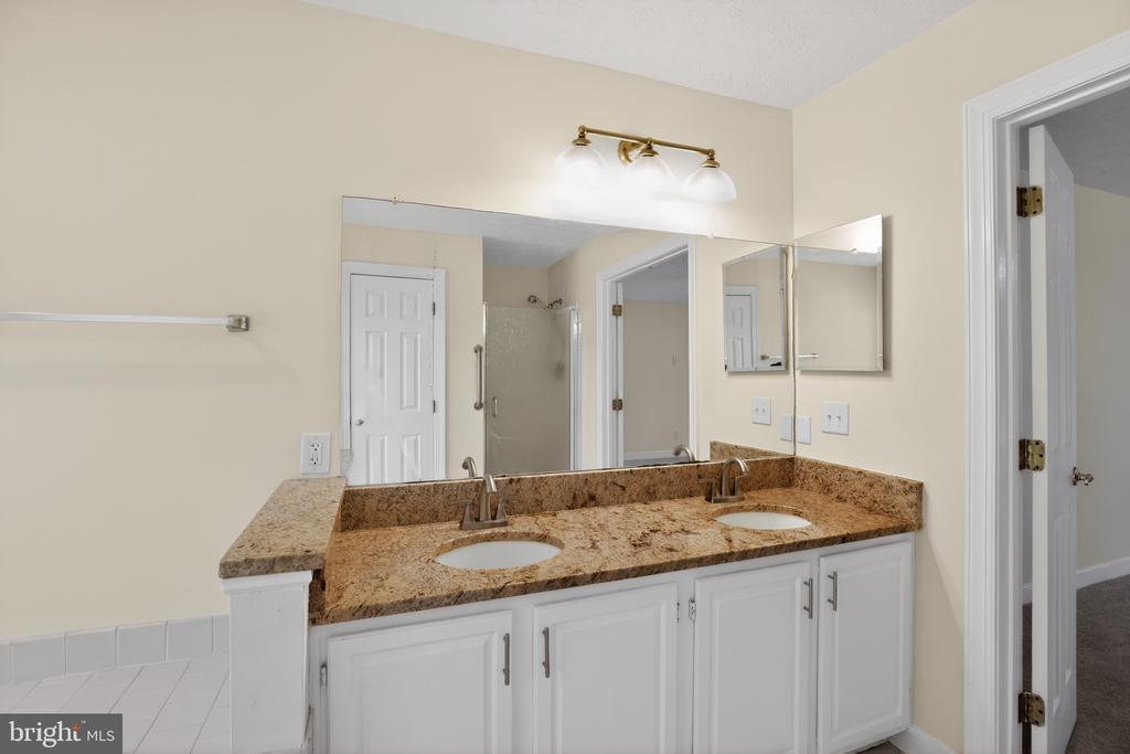 3 FALLS GLEN COURT