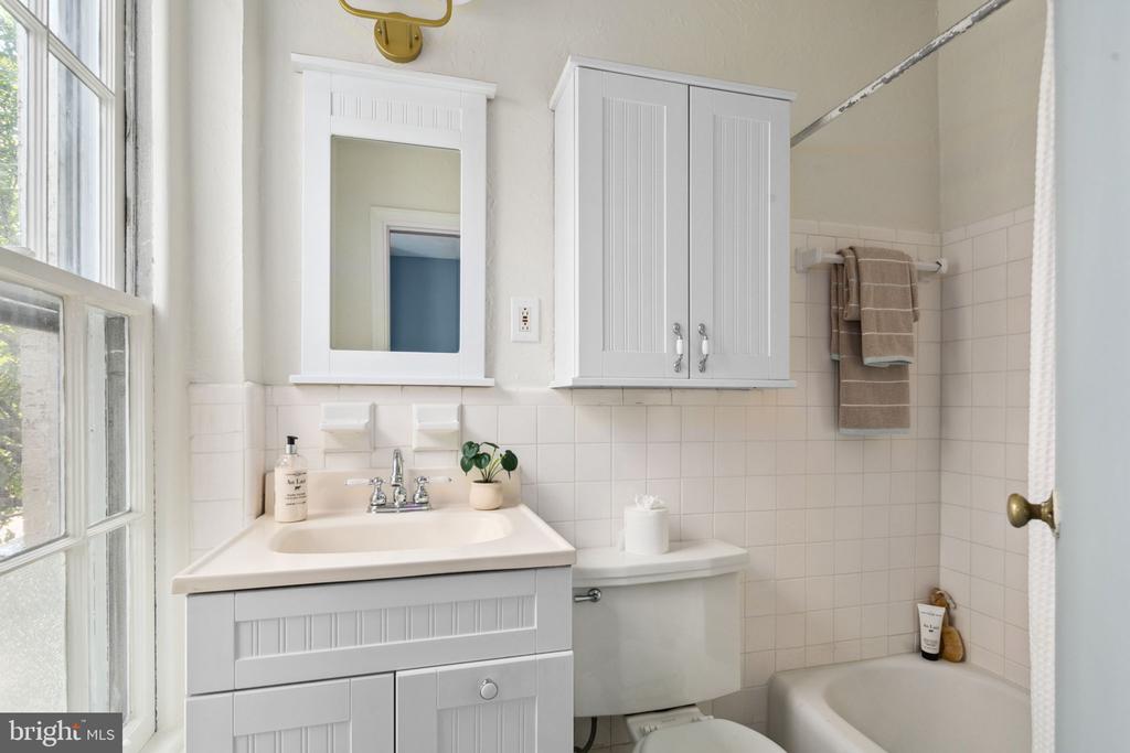 117 E St SE #203
