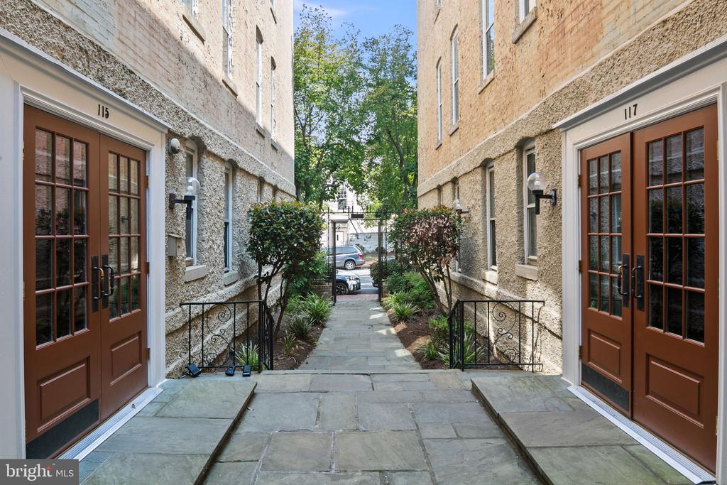 117 E St SE #203