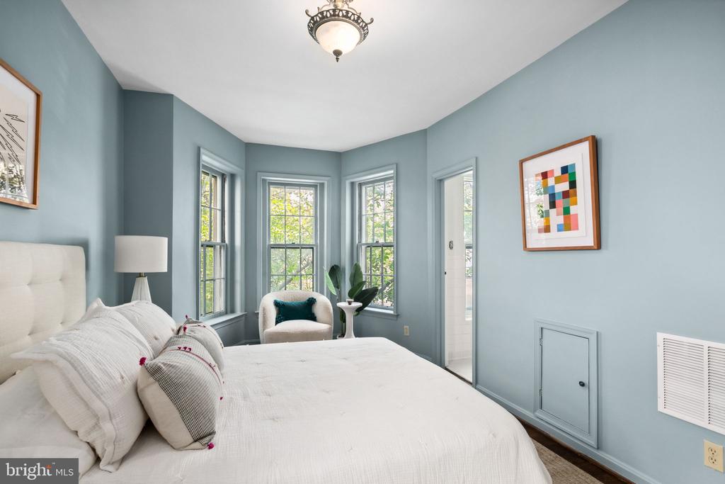 117 E St SE #203