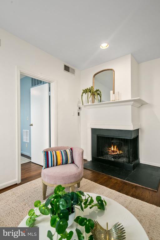 117 E St SE #203