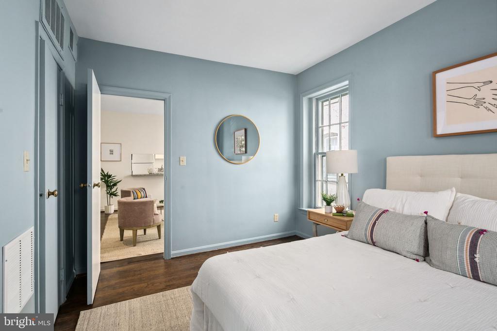 117 E St SE #203