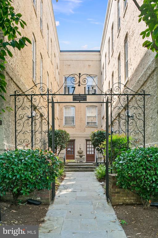 117 E St SE #203