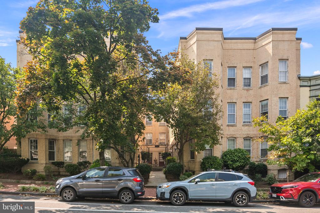 117 E St SE #203