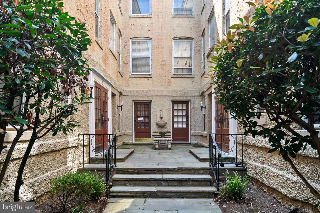 117 E St SE #203