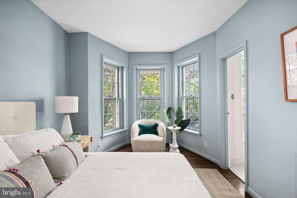 117 E St SE #203