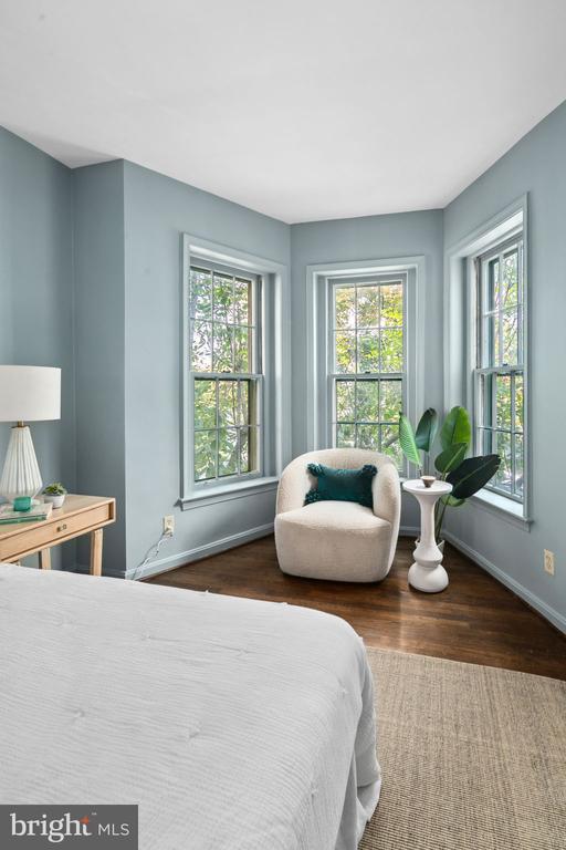 117 E St SE #203