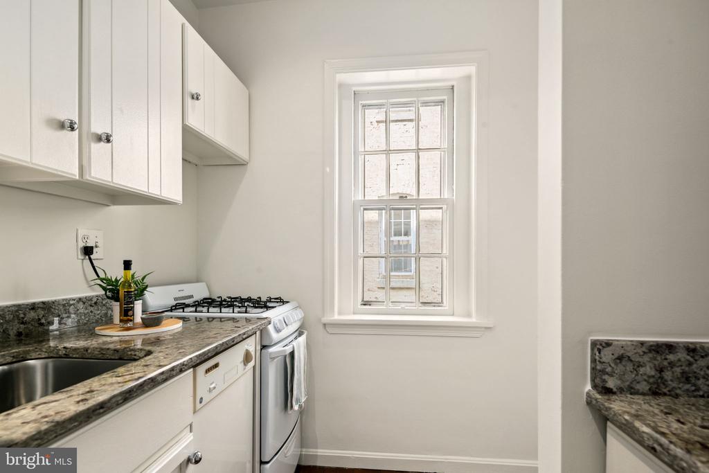 117 E St SE #203