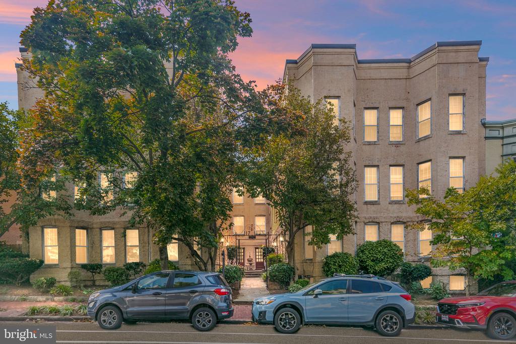 117 E St SE #203