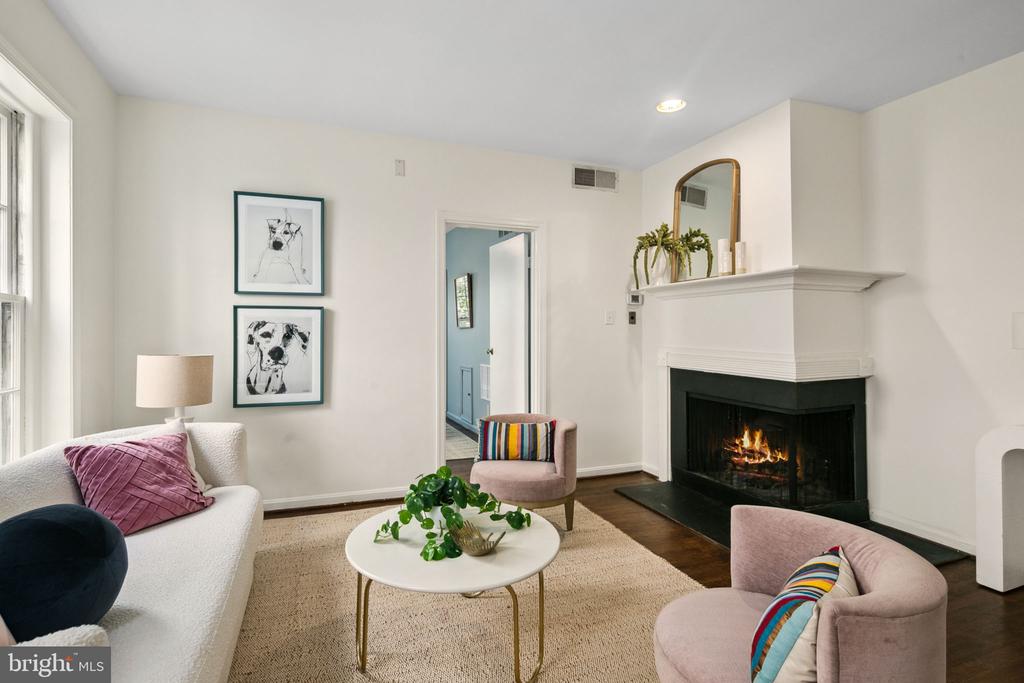 117 E St SE #203