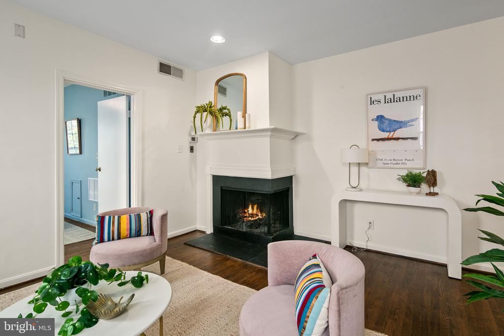 117 E St SE #203