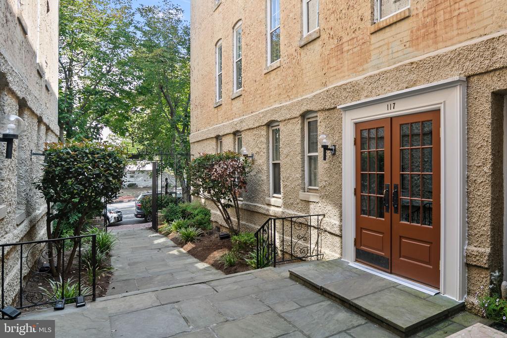 117 E St SE #203