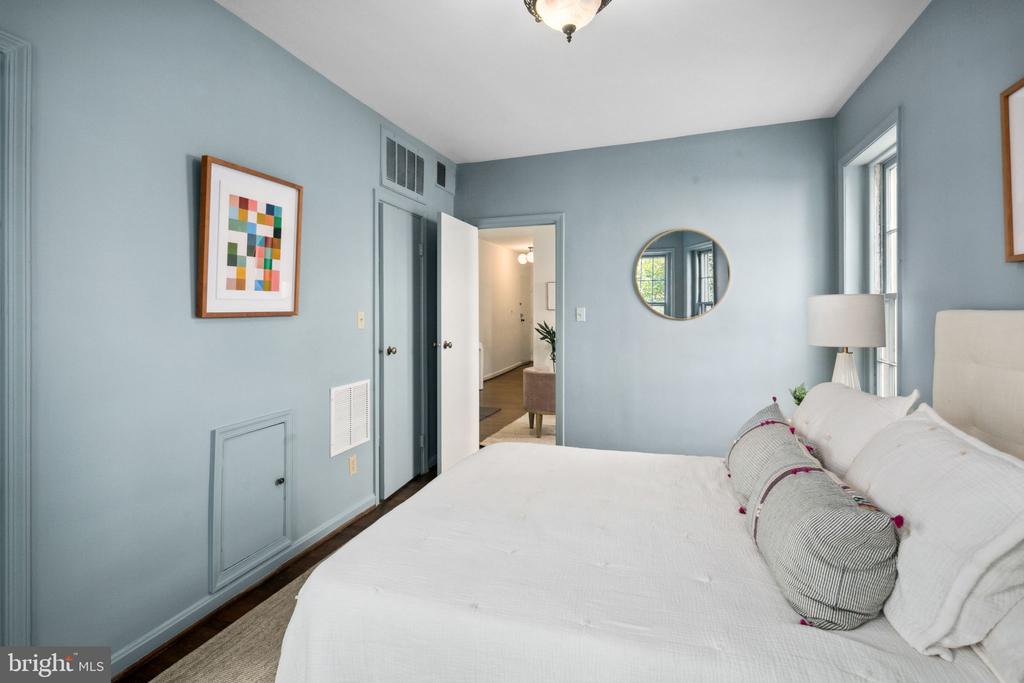 117 E St SE #203