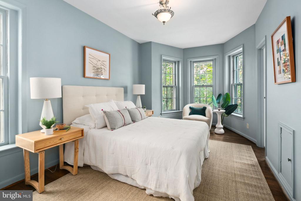 117 E St SE #203