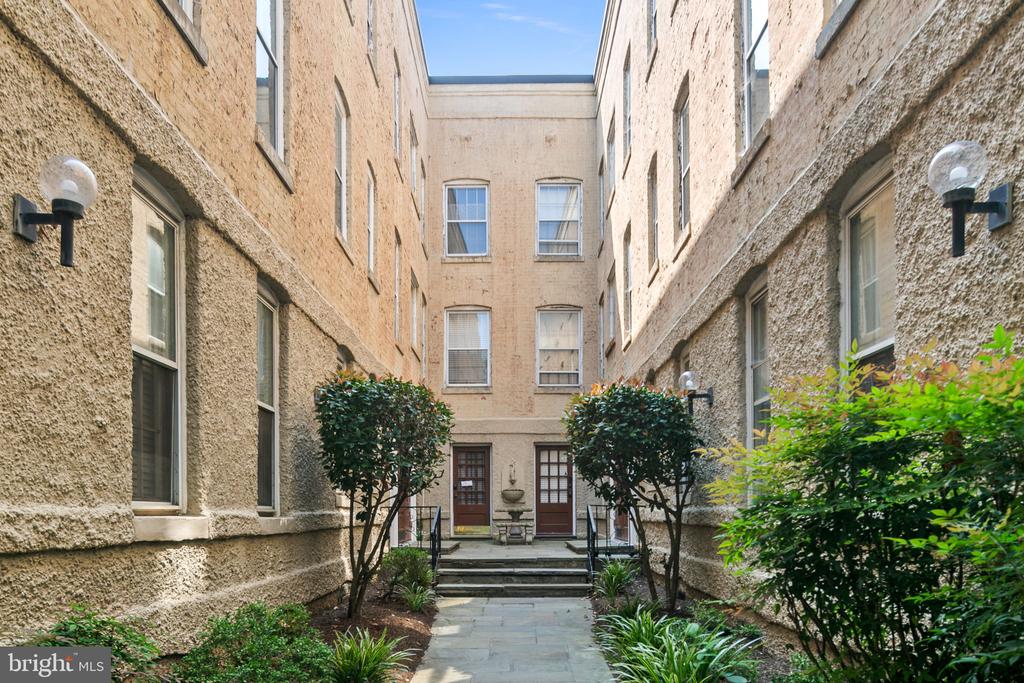117 E St SE #203