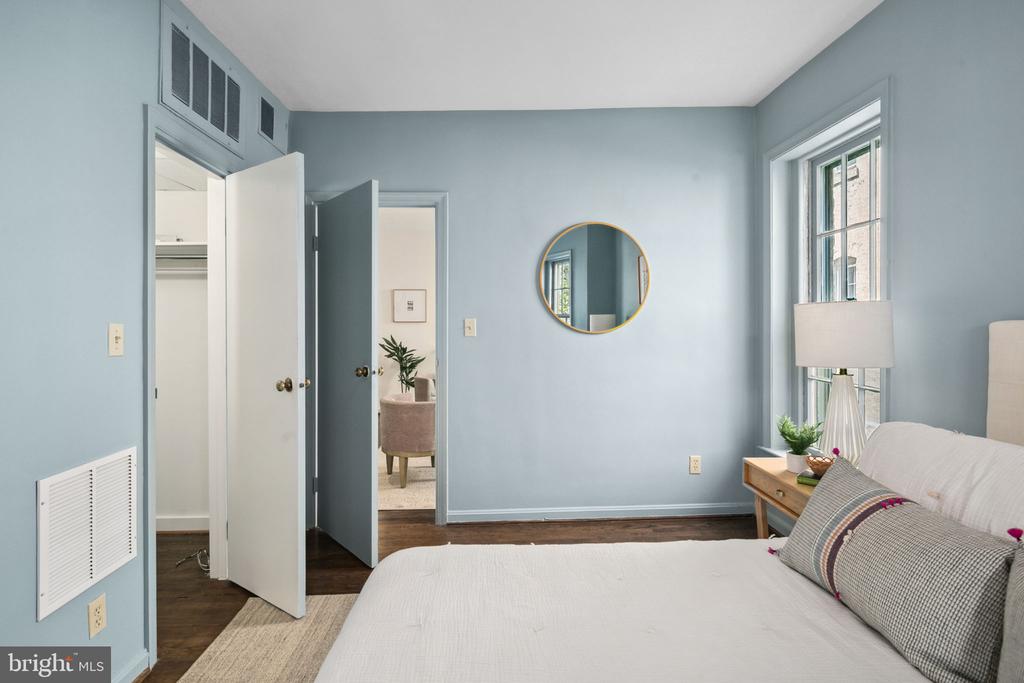 117 E St SE #203