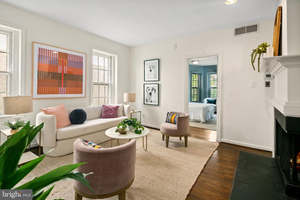 117 E St SE #203